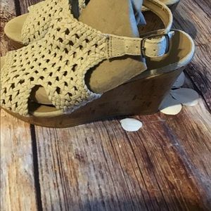 Women’s size 8 1/2  mudd sandal , heel 4 inch heel